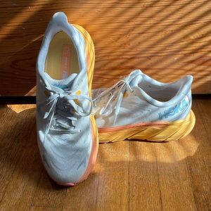 Women’s Hoka • Arahi 6 • Nimbus Cloud • 9B